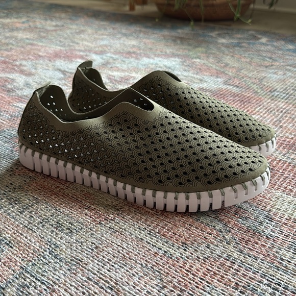 ILSE JACOBSEN HORNBÆK Women's Tulip 139 Flat In Army - Picture 6 of 11